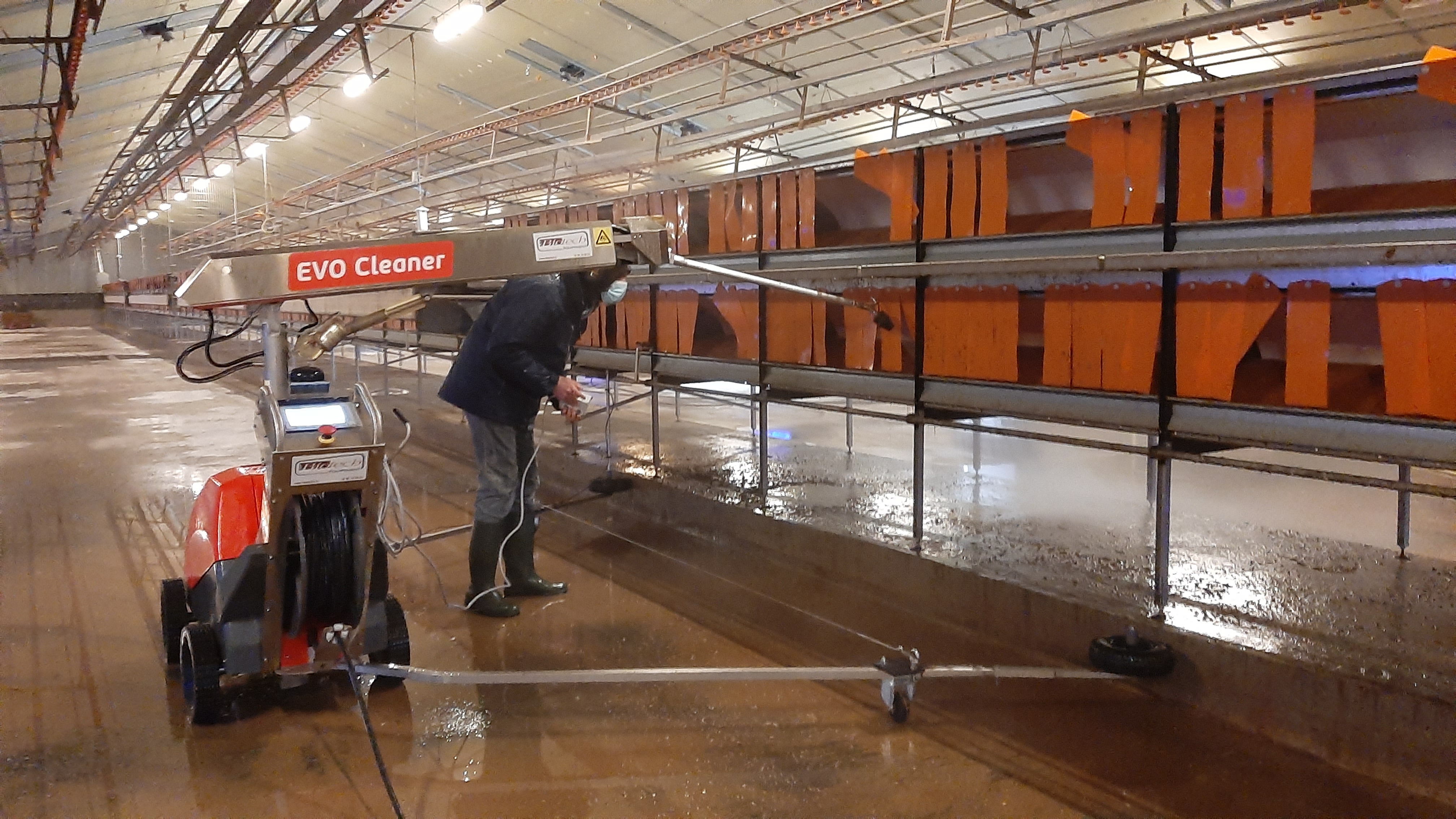 Installation du robot de lavage EVO-Cleaner en bâtiment pondeuses par RV-BIOTECH